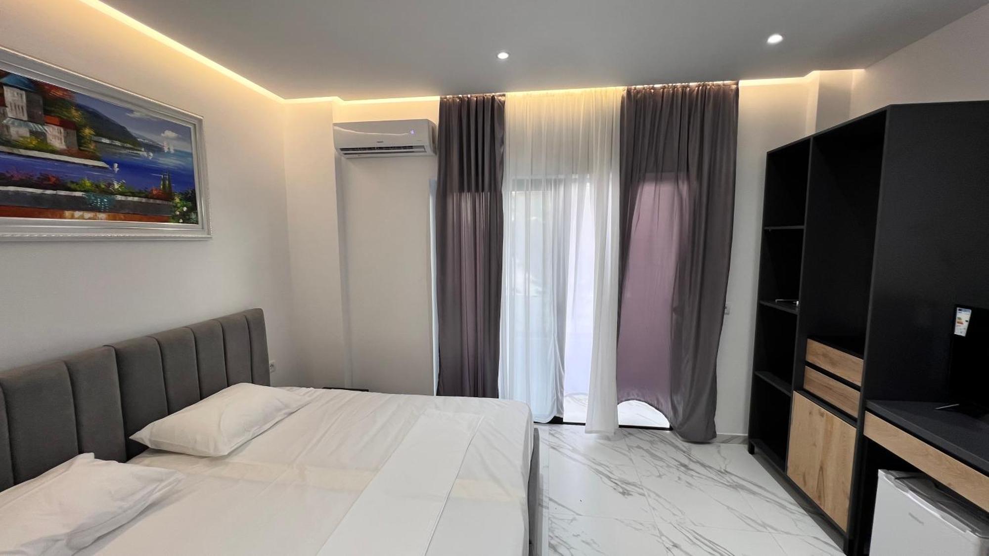 Lezet Hotel Sarandë 外观 照片