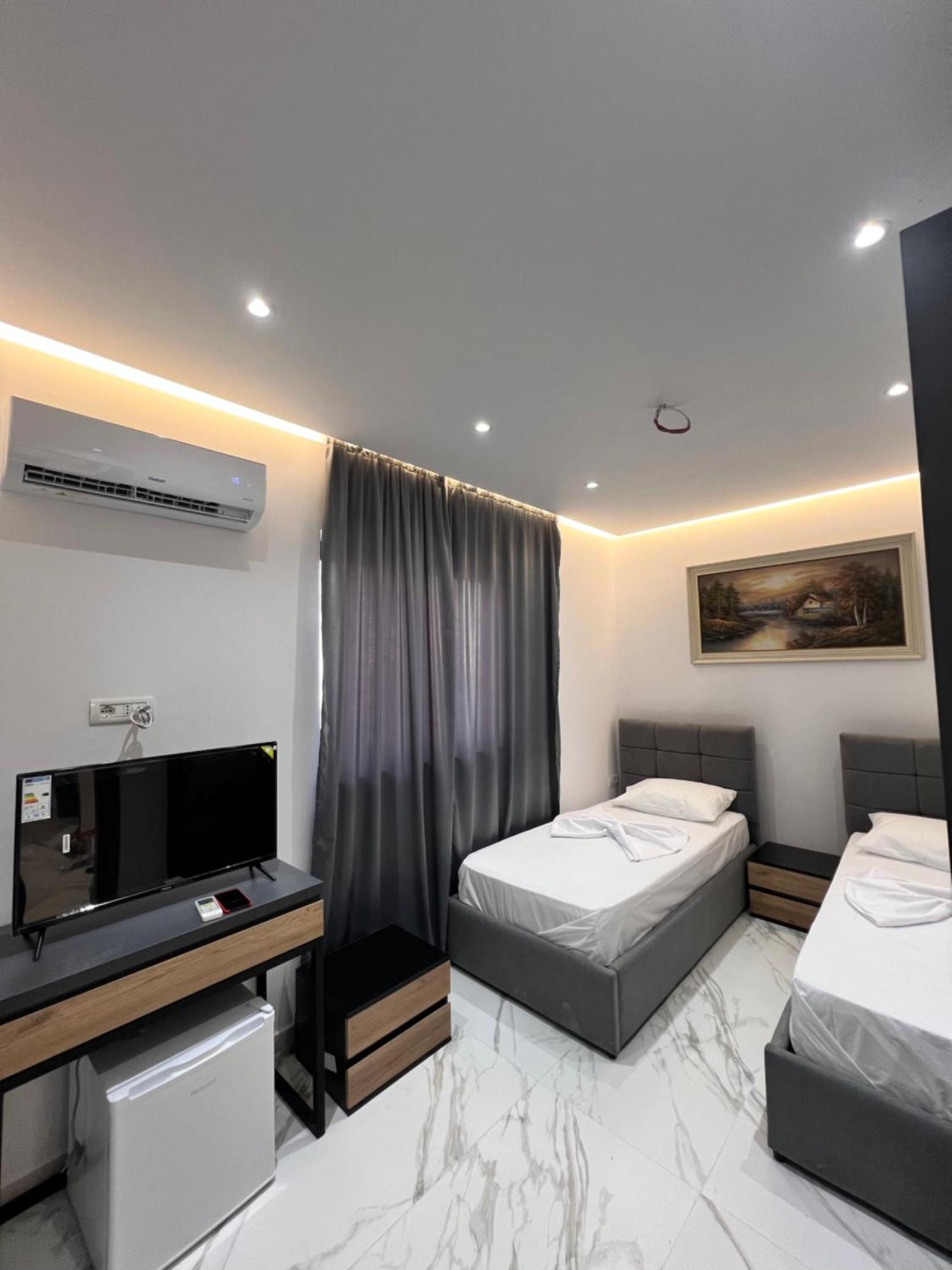 Lezet Hotel Sarandë 外观 照片